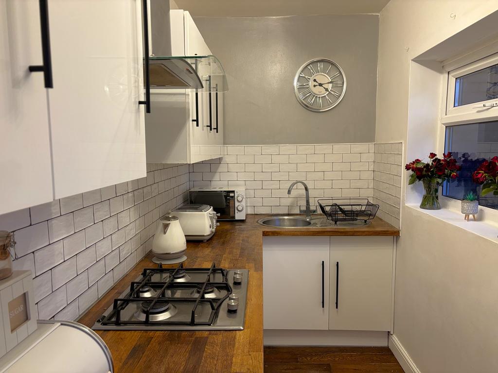 27 Clovely kitchen 2.jpeg