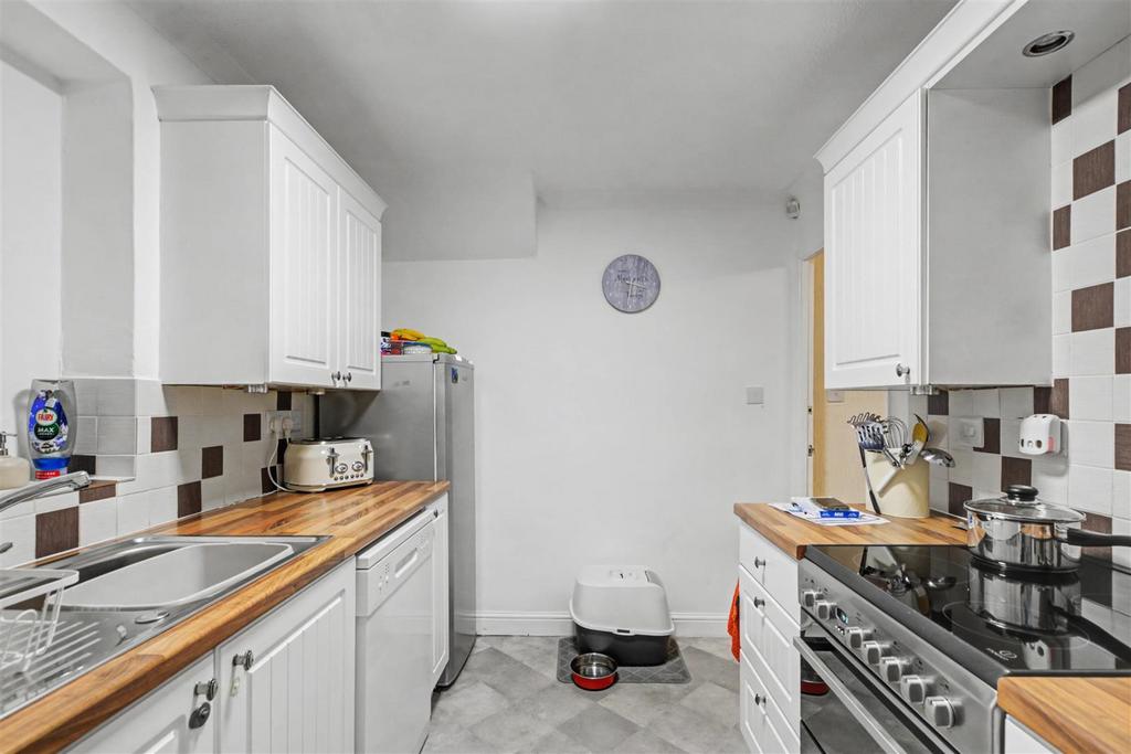 Kitchen 2.jpeg