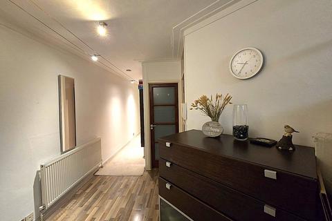 2 bedroom flat for sale, Pembroke Hall, Mulberry Close, Parson Street, NW4