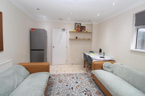 2 bedroom flat to rent, North Road, Cardiff CF14