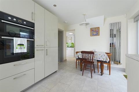 3 bedroom detached house to rent, Bramber, Ball Lane, Kennington