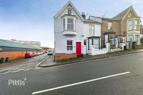 3 bedroom end of terrace house to rent, Bridge Road Cowes PO31