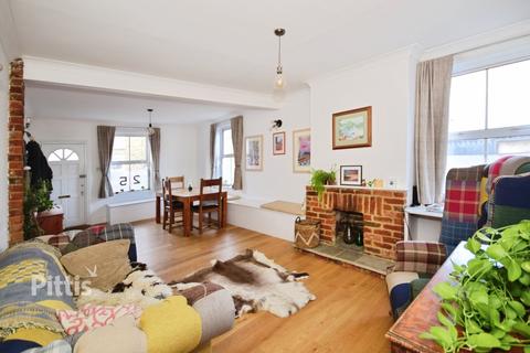 3 bedroom end of terrace house to rent, Bridge Road Cowes PO31