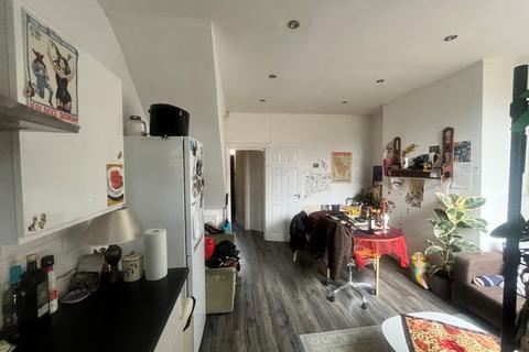 3 bedroom terraced house to rent, Horton Road, Manchester M14