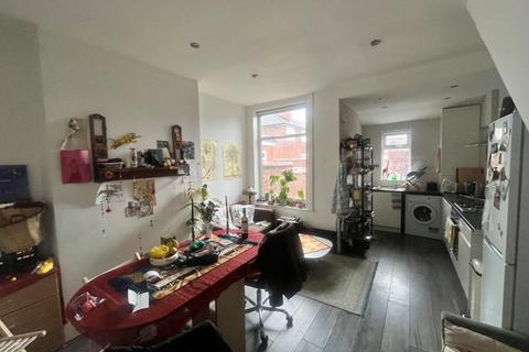 3 bedroom terraced house to rent, Horton Road, Manchester M14