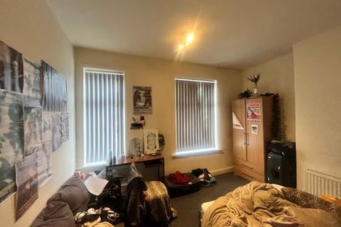 3 bedroom terraced house to rent, Horton Road, Manchester M14