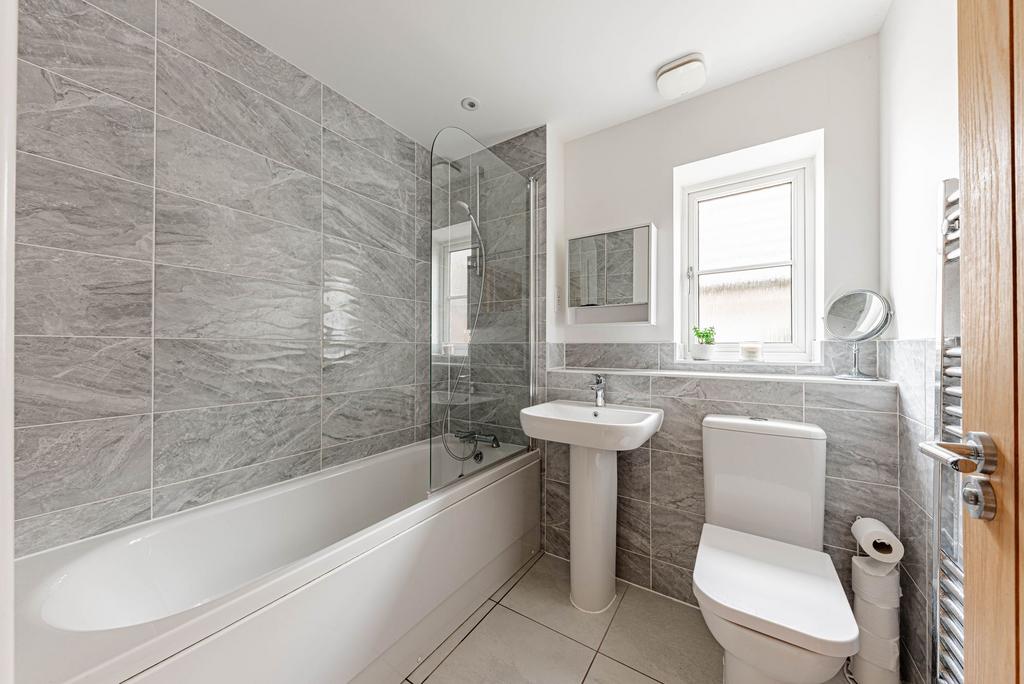 Bathroom W.C (1)