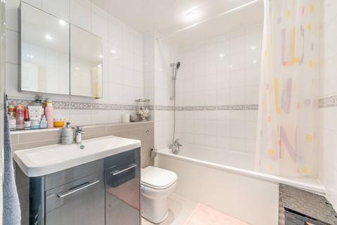 2 bedroom flat for sale, Uxbridge Road, Pinner, HA5