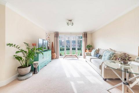 2 bedroom flat for sale, Uxbridge Road, Pinner, HA5