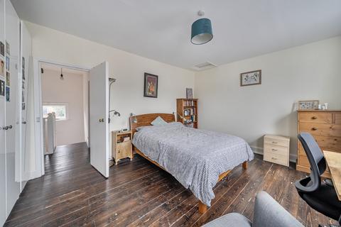 2 bedroom flat for sale, Calverley Grove, London, N19