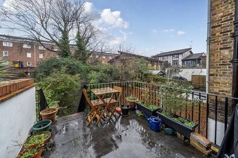 2 bedroom flat for sale, Calverley Grove, London, N19