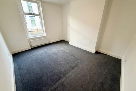 2 bedroom flat to rent, Vine Street, South Shields NE33