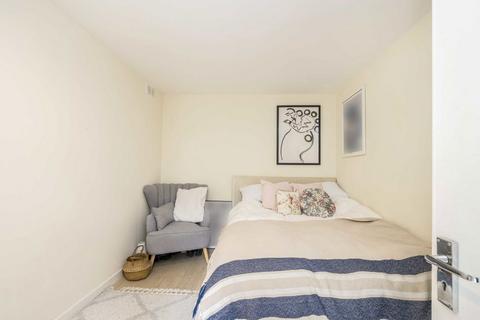 3 bedroom flat to rent, Dartmouth Close, London W11