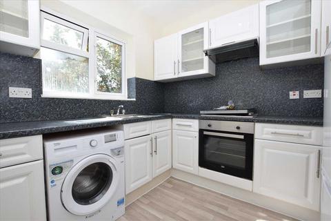 3 bedroom maisonette to rent, Newnham Close, Northolt