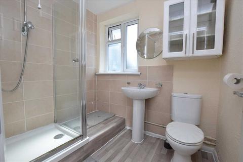3 bedroom maisonette to rent, Newnham Close, Northolt
