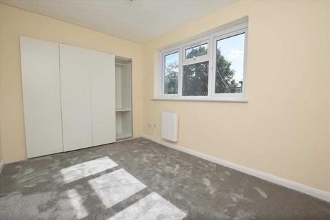 3 bedroom maisonette to rent, Newnham Close, Northolt