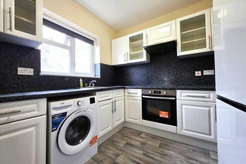 3 bedroom maisonette to rent, Newnham Close, Northolt