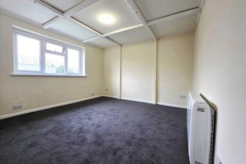 3 bedroom maisonette to rent, Newnham Close, Northolt