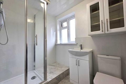 3 bedroom maisonette to rent, Newnham Close, Northolt