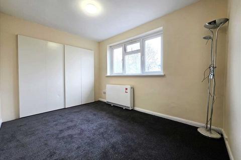 3 bedroom maisonette to rent, Newnham Close, Northolt