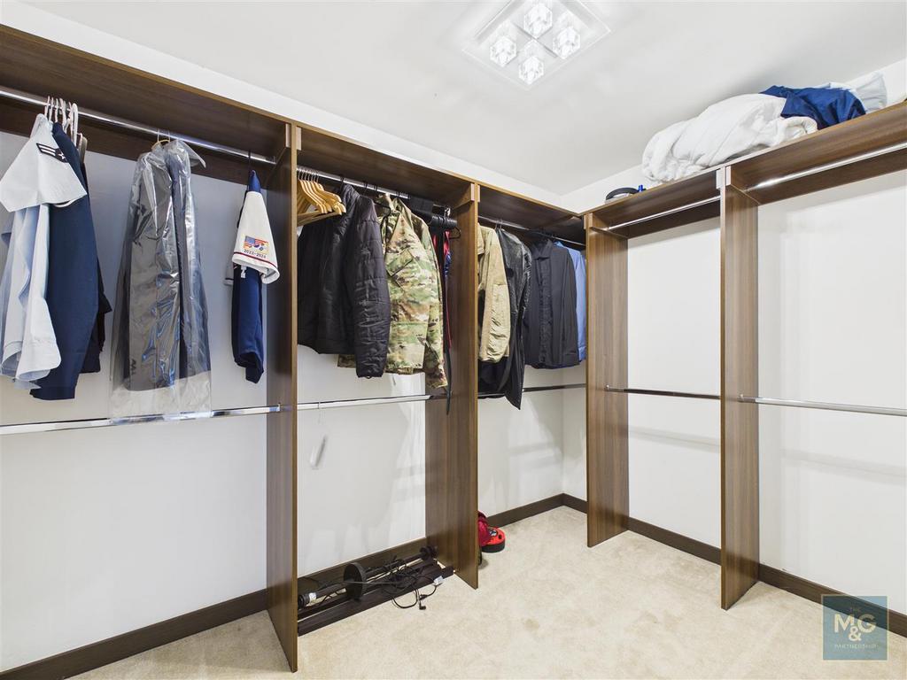 Walk-In Wardrobe / Office