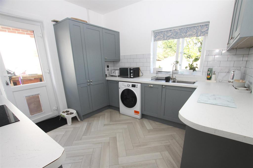 Kitchen a.jpg