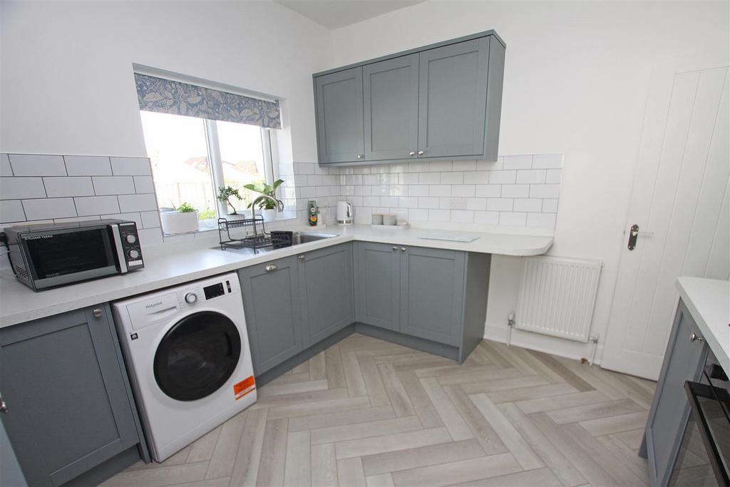 Kitchen b.jpg