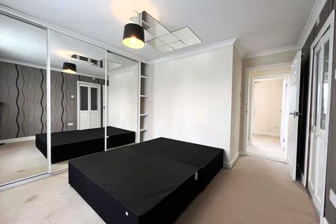4 bedroom semi-detached house to rent, Linnet Close, Luton LU4