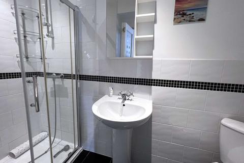 4 bedroom semi-detached house to rent, Linnet Close, Luton LU4