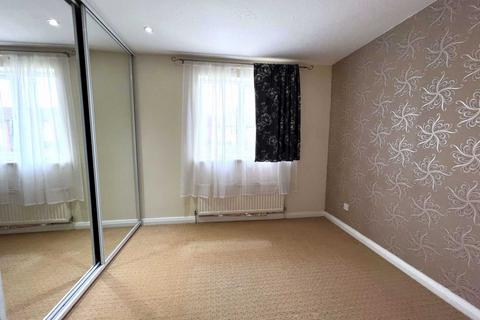 4 bedroom semi-detached house to rent, Linnet Close, Luton LU4