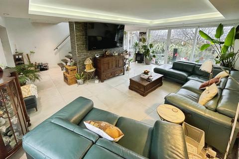 undefined, New Road, Brynmenyn, Bridgend, CF32