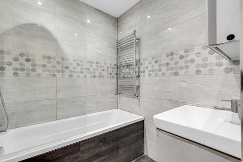 2 bedroom flat to rent, Crookham Road, London, SW6