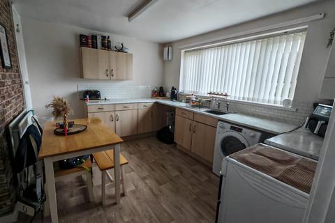 3 bedroom semi-detached house to rent, Larch Place, Newcastle, ST5 7BD