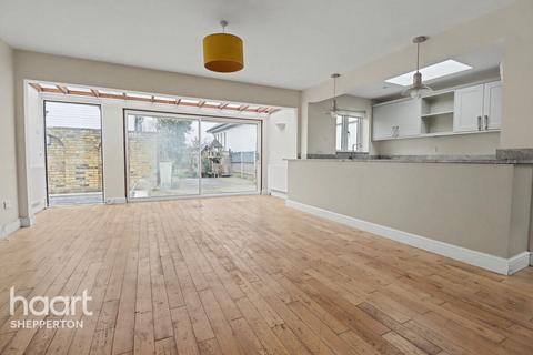 4 bedroom bungalow to rent, Sandhills Meadow, SHEPPERTON