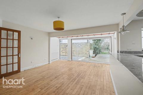 4 bedroom bungalow to rent, Sandhills Meadow, SHEPPERTON