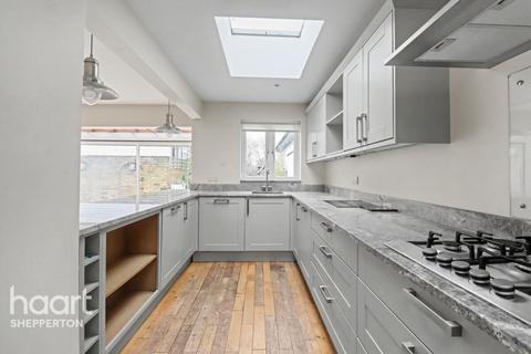 4 bedroom bungalow to rent, Sandhills Meadow, SHEPPERTON
