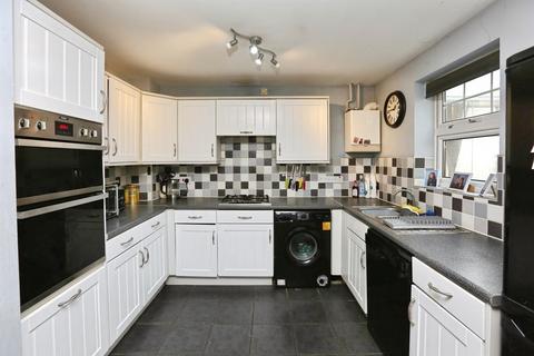 4 bedroom end of terrace house for sale, Bracken Close, Lee-On-The-Solent