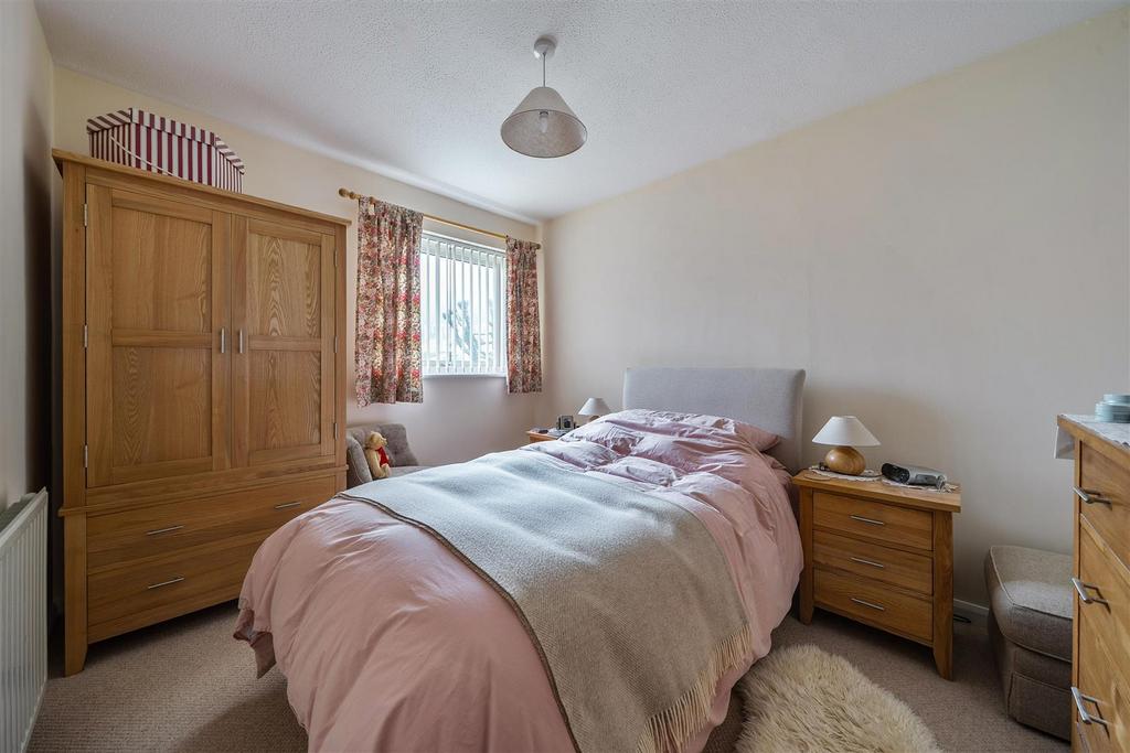 Elizabeth Close Bed 2 bl.jpg