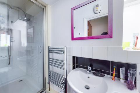 2 bedroom apartment to rent, Station Approach, Ruislip, HA4