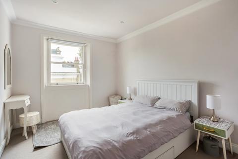 3 bedroom flat to rent, Courtfield Gardens London SW5