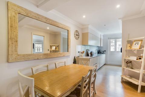 3 bedroom flat to rent, Courtfield Gardens London SW5