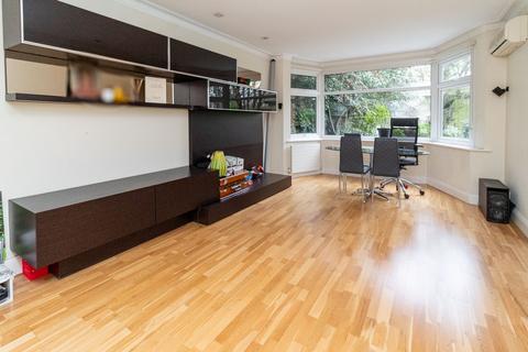 5 bedroom semi-detached house to rent, Carlton Close, Edgware, HA8