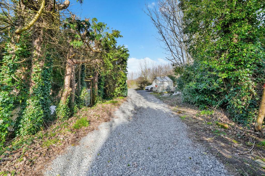 Lyndum, Driveway