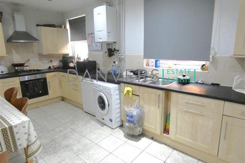 5 bedroom end of terrace house to rent, Beckingham Road, Leicester LE2