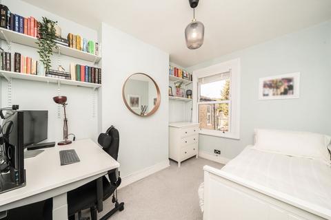 2 bedroom flat for sale, Quicks Road, London SW19