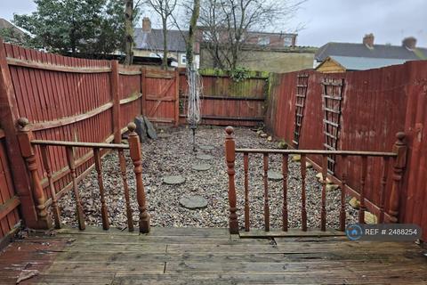 2 bedroom terraced house to rent, Westfield Gardens, Romford, RM6
