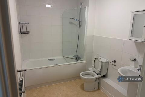 2 bedroom flat to rent, Wood Lane, Isleworth, TW7