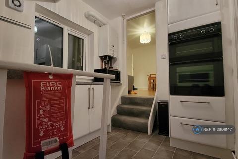 3 bedroom flat to rent, Fifth Avenue, Newcastle Upon Tyne, NE6