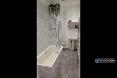 3 bedroom flat to rent, Fifth Avenue, Newcastle Upon Tyne, NE6