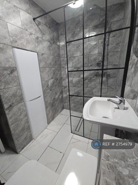 Bathroom (Ground Floor)